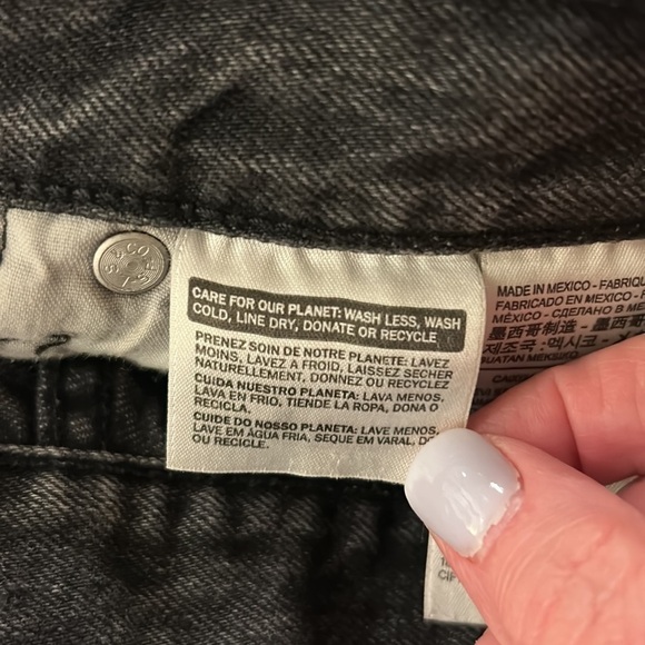 Levi's Women's‎ Black Wash 501 Cut Off Denim Shorts 26 - Buttonfly - Picture 7 of 10